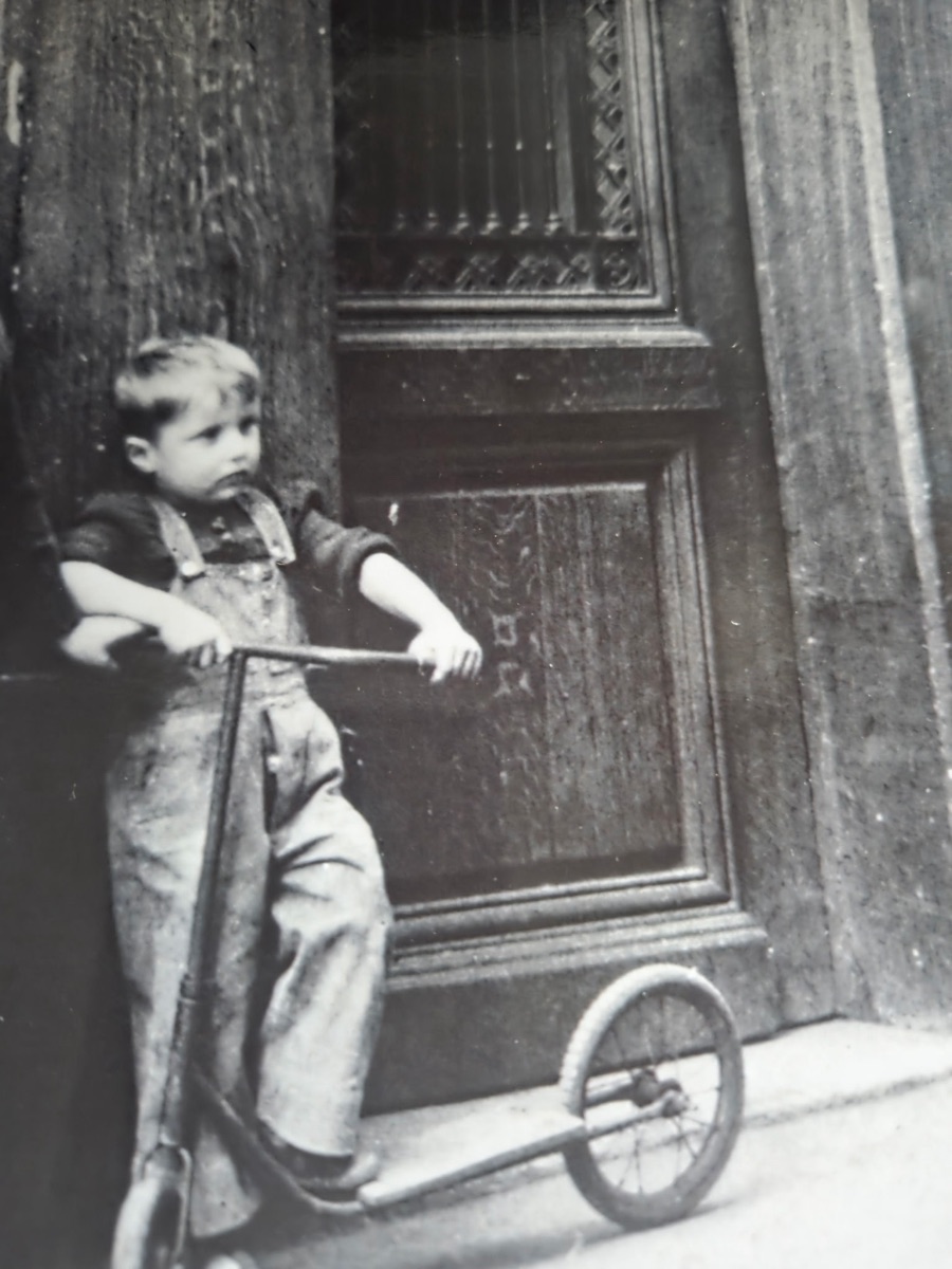 Le grand-père Piou enfant, devant la porte d'un immeuble parisien
